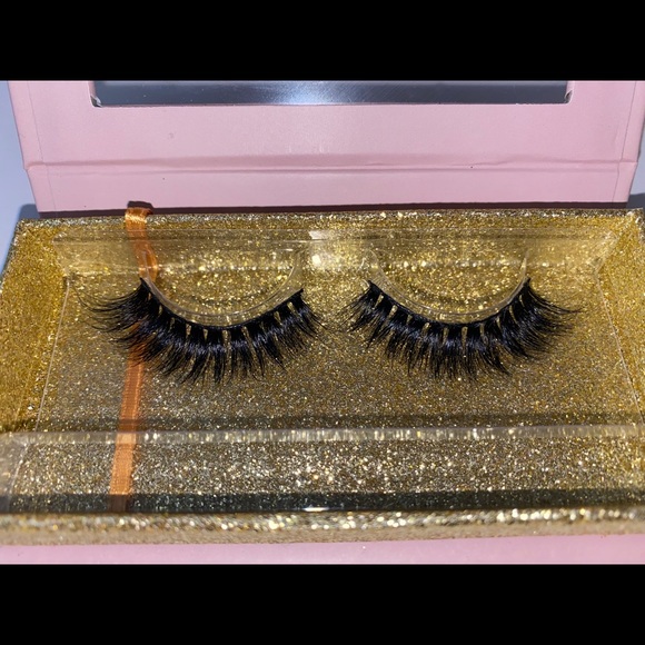 Lashes - Picture 2 of 3